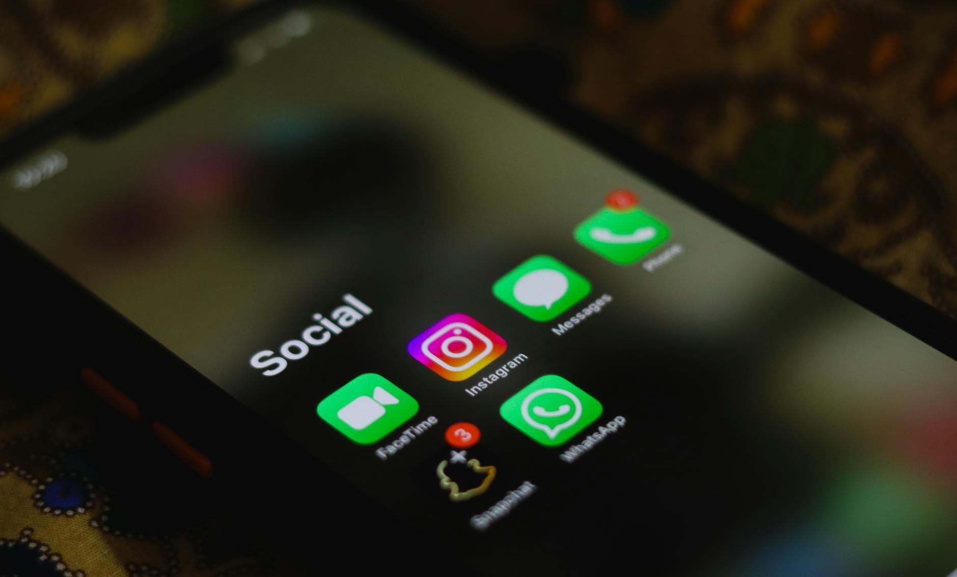 Smartfon zbliżenie ekranu z ikonami aplikacji komunikacyjnych